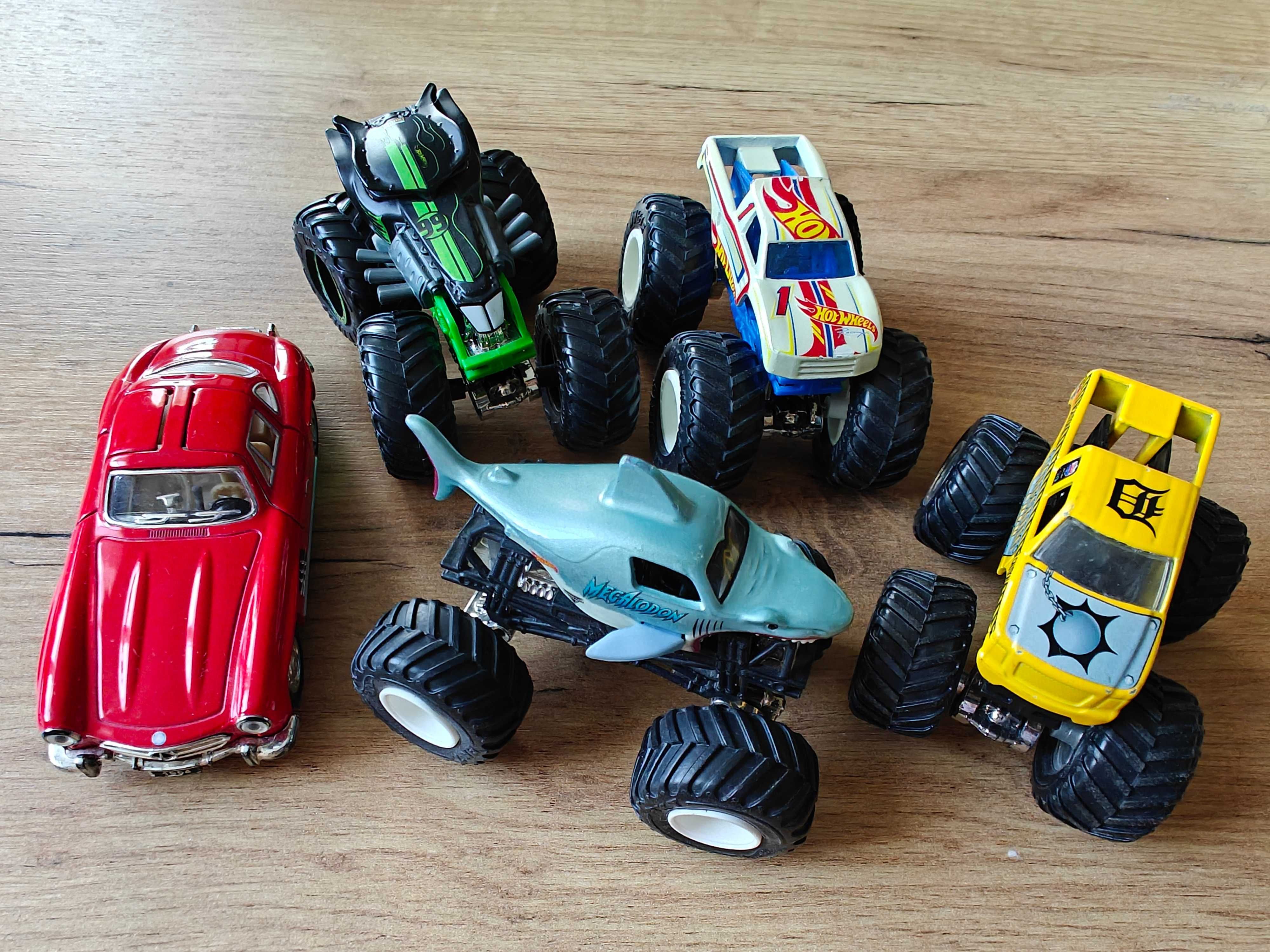 Бъги Hot Wheels Monster Trucks - 4 бр + 1 бр кола Mercedes-Benz
