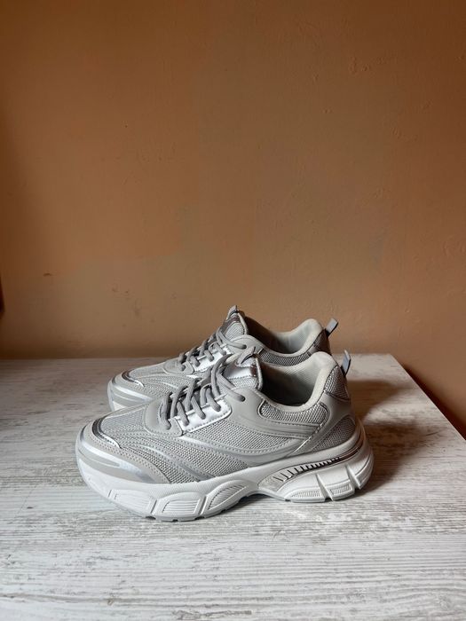 Нови маратонки тип кецове сиви с бели подметки 38 размер сребърен край