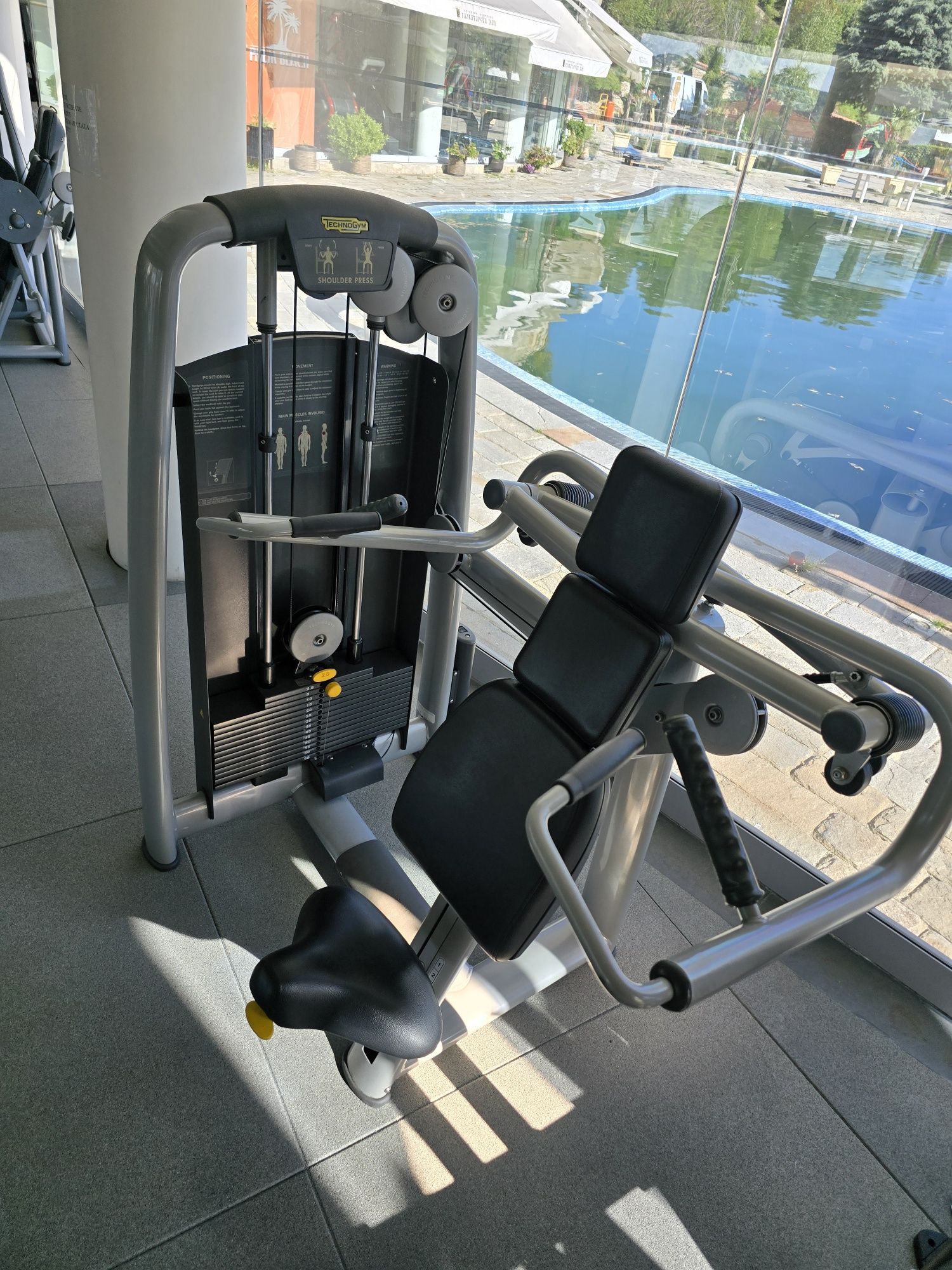 Technogym shouder press раменна преса техноджим