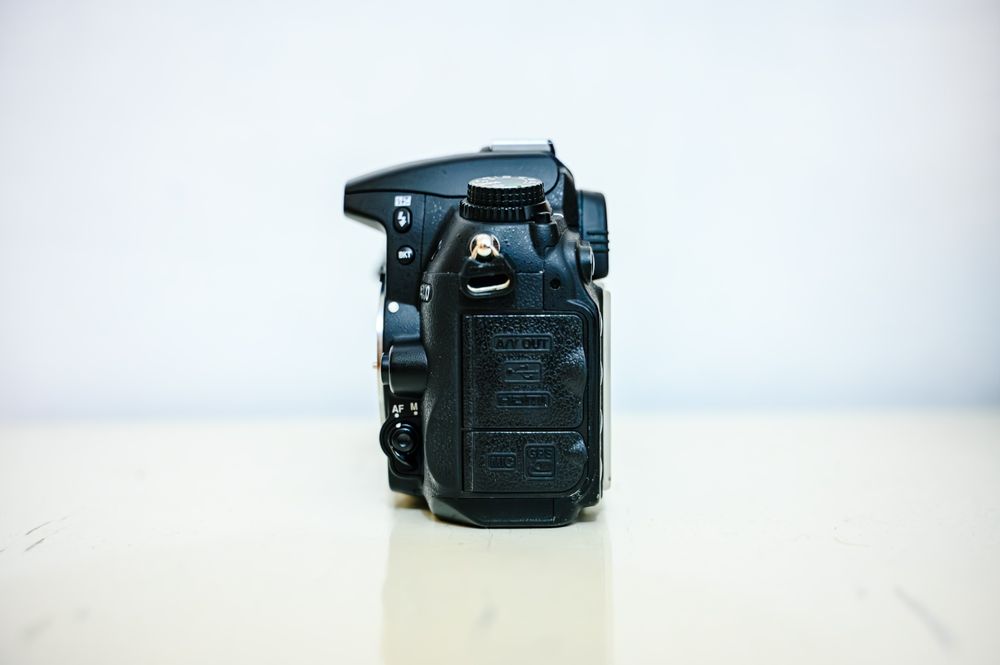 Nikon D7000 + obiectiv 35mm