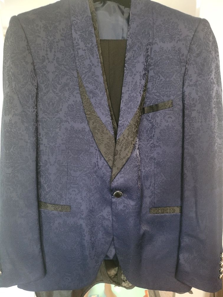 Costum elegant barbati