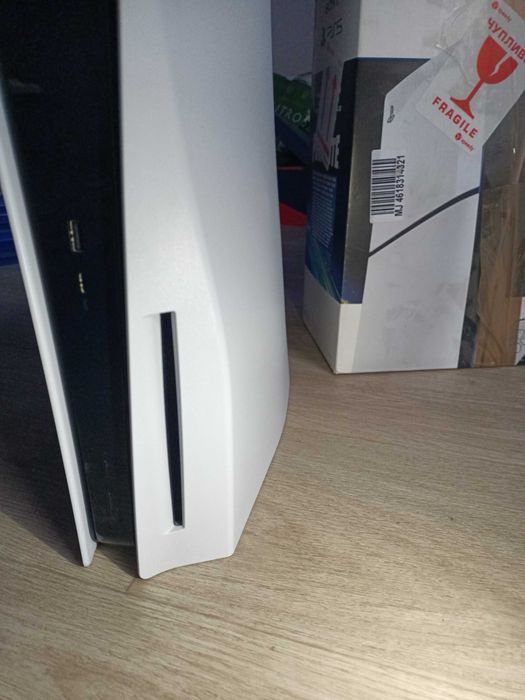 Плейстейшън 5 с контролер и 3игри