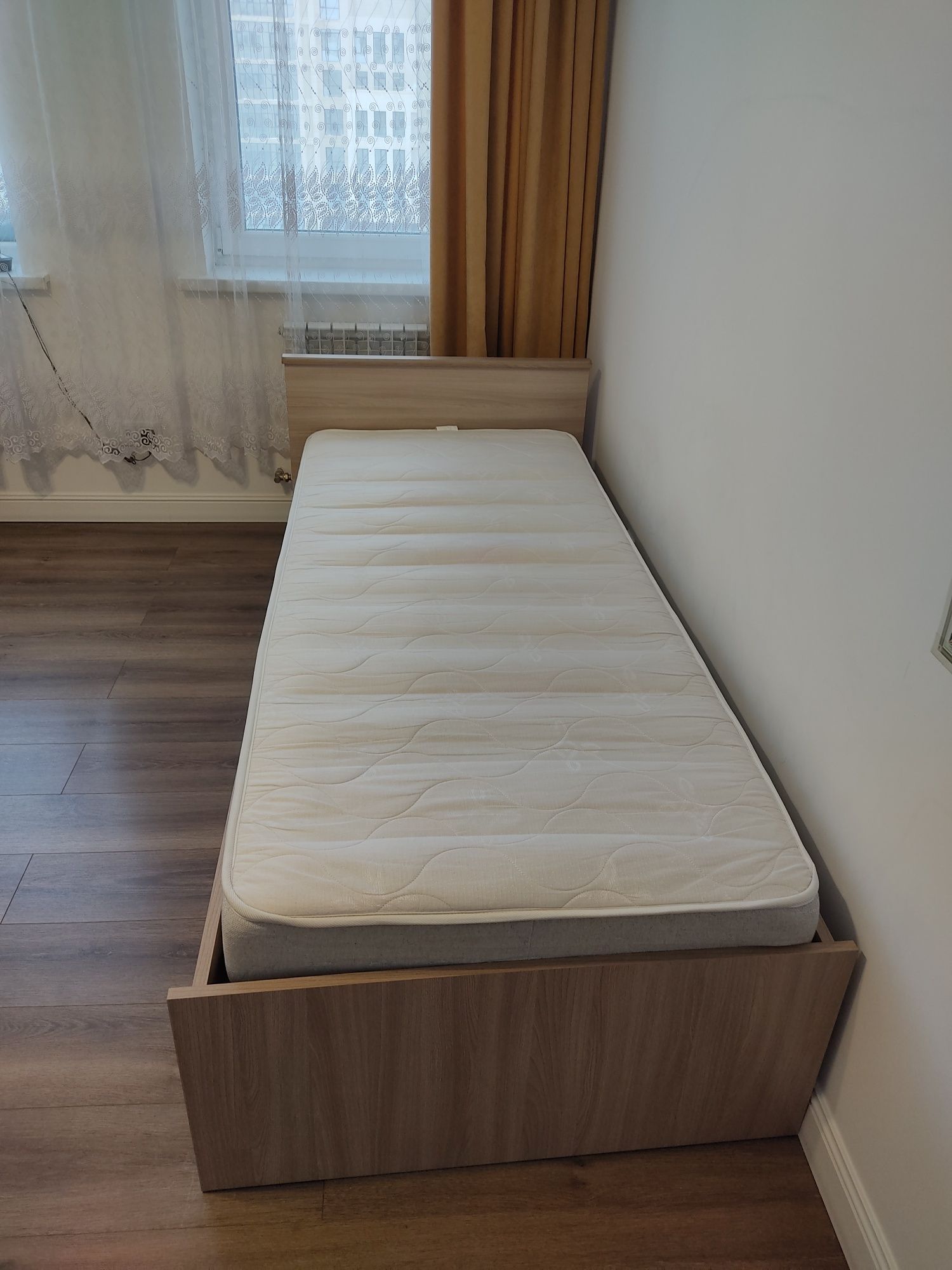 Срочно продам с матрацем  односпальную кровать
