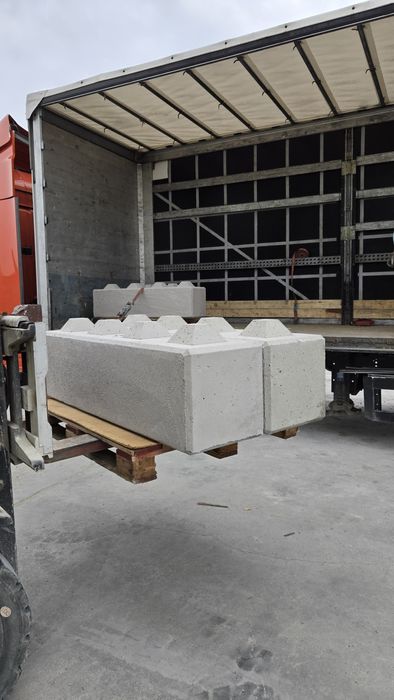 Blocuri de beton tip LEGO