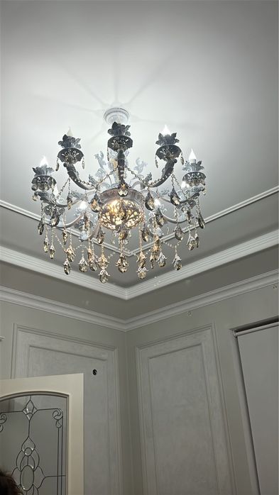 Светлые люстры.