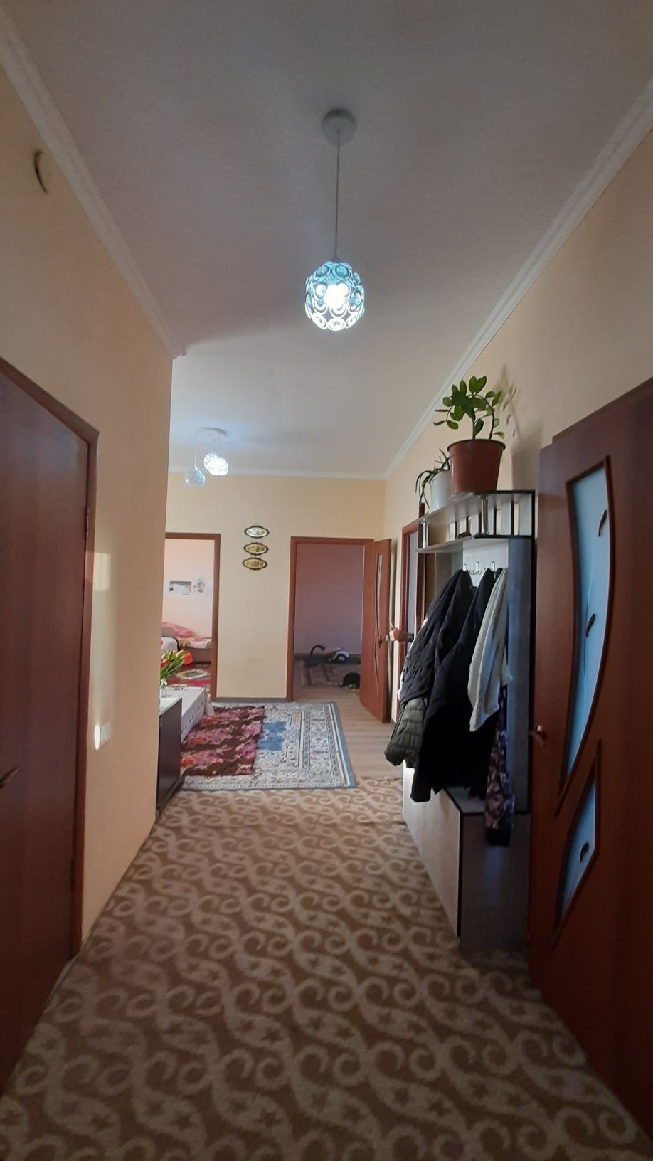 Қоршалған,  5 бөлмелі үй, есік алды стяжка, сарай бар,