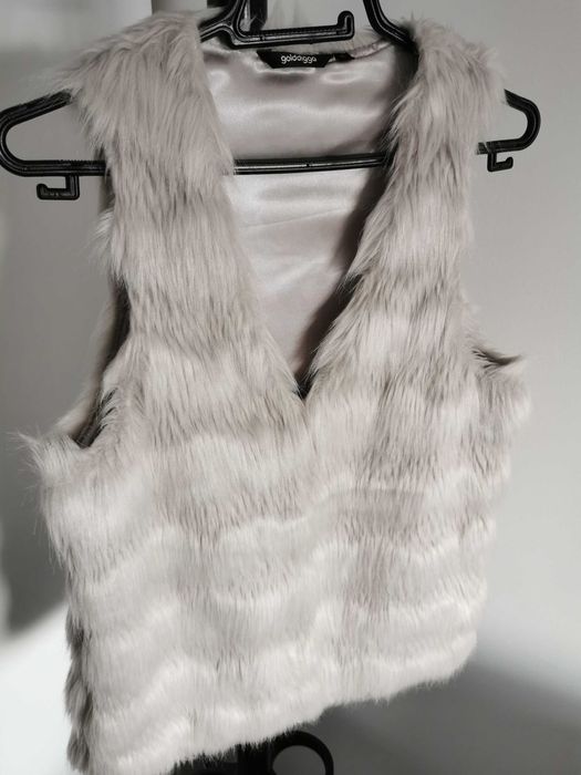 Vesta blana artificiala