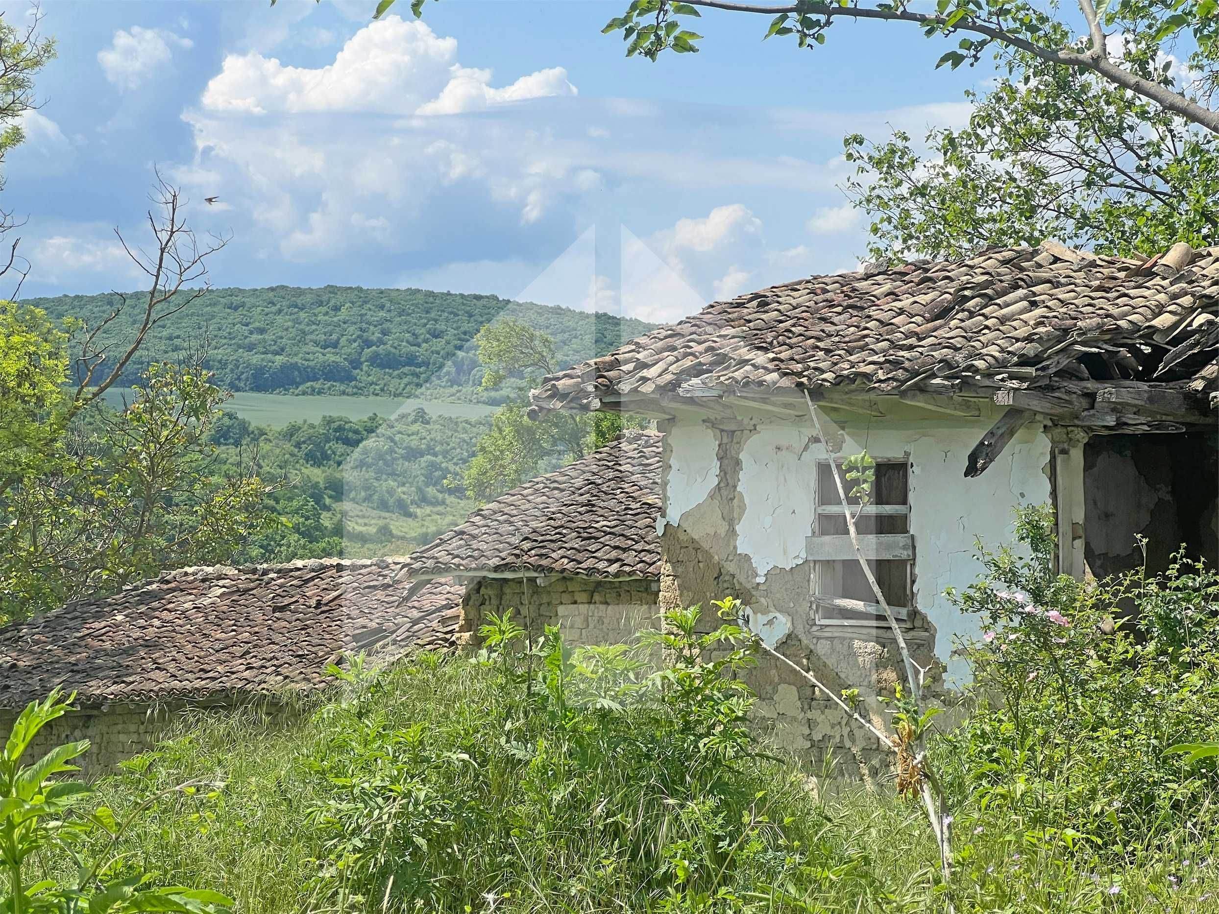 Продава имот ЗЕМЯ 4,4 дка в регулация със стара къща с. Лиси връх.
