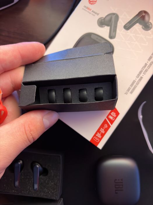 Продавам Слушалки JBL Live PRO 2