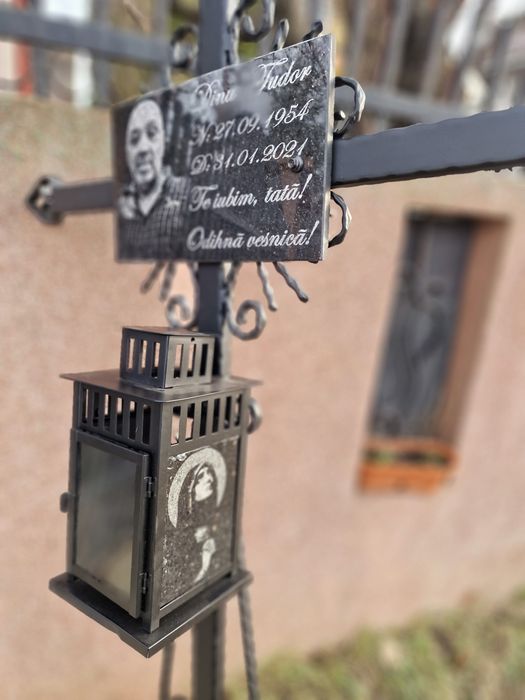 Masa granit , cimitir , cruce , gardut felinar fotogravura pe granit