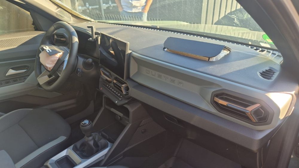 Vând Dacia Duster an 2024 avariat 12 benzina Hybrid 4x21000 km