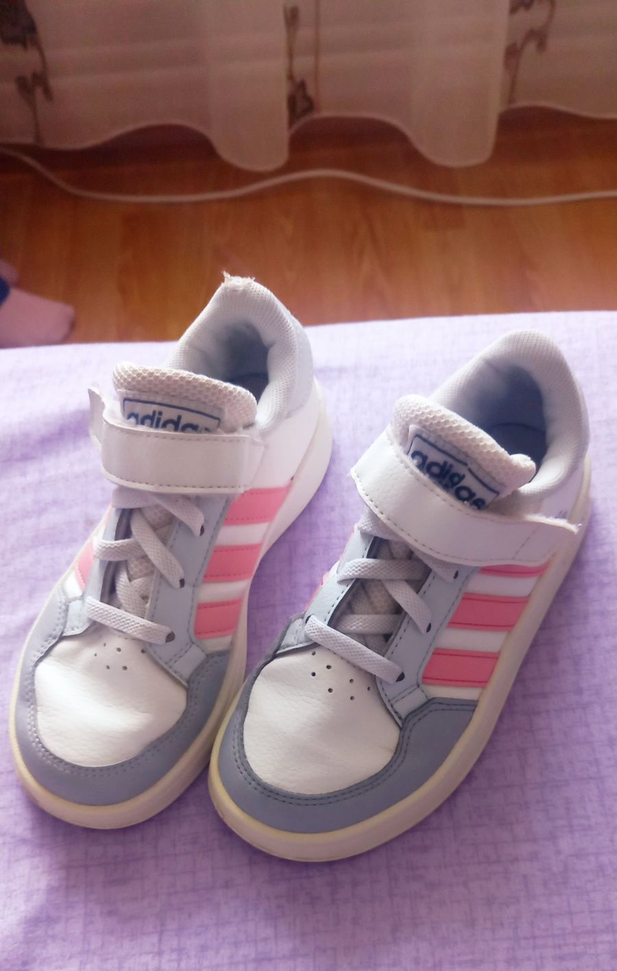 Adidasi adidas fete 28