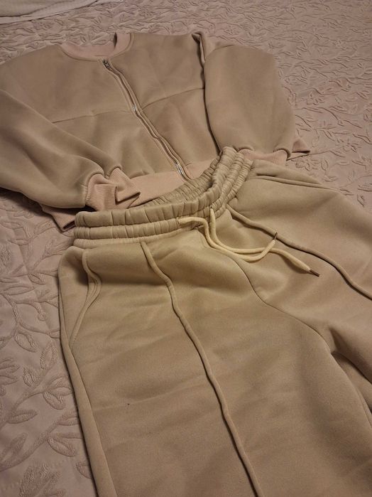 Дамски екип Хс/С размер в бежово ( цвят кайсия )