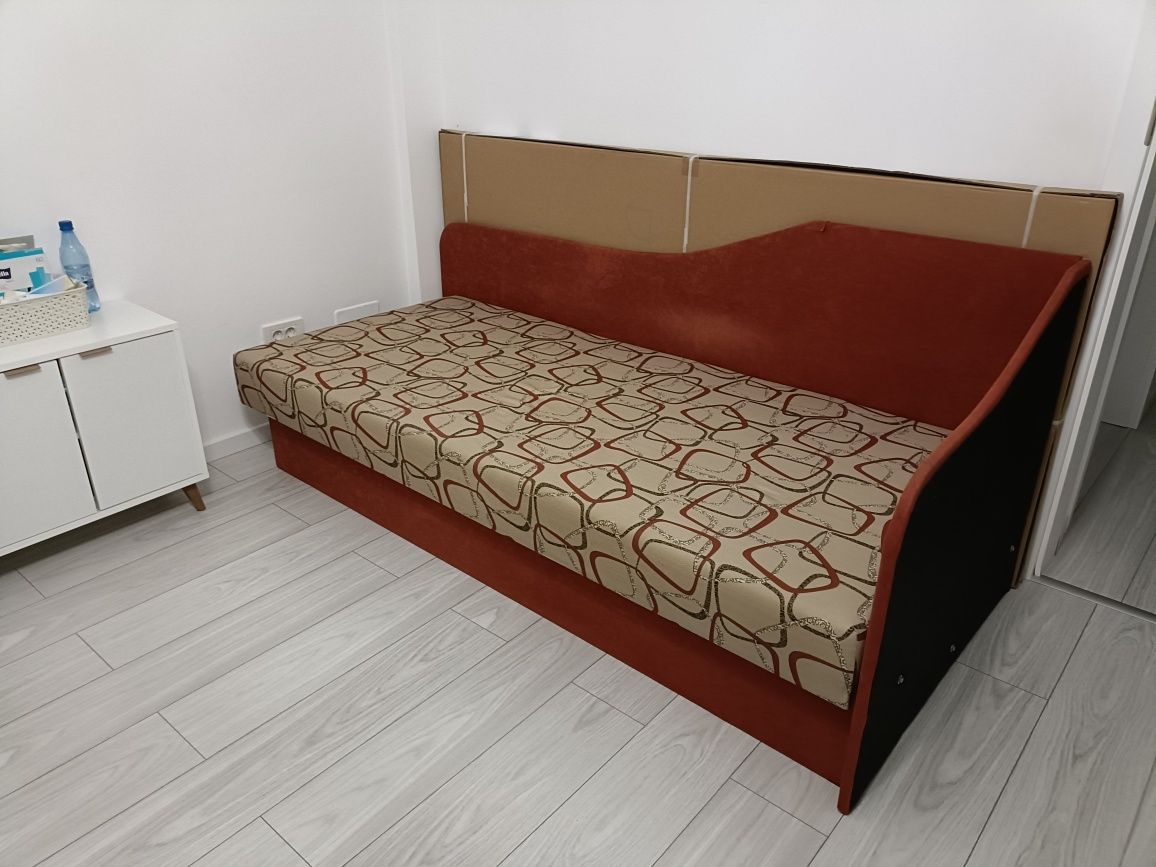 Canapea,pat divan tapitat pentru o persoana 90/200 cu lada