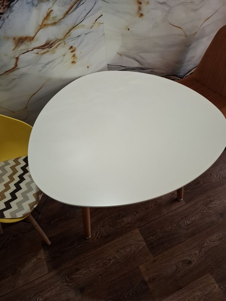 Стол 90×90 деревянный для небольших комнат