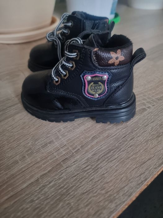 Продам детские новые ботинки