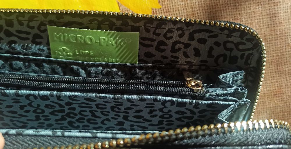 Нов портфейл с цип и 4 отделения - за 4 €вро