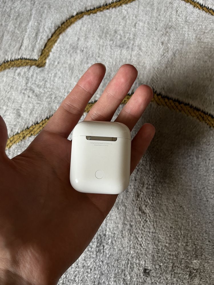 Продам Airpods 2 оригинал в хорошем состоянии