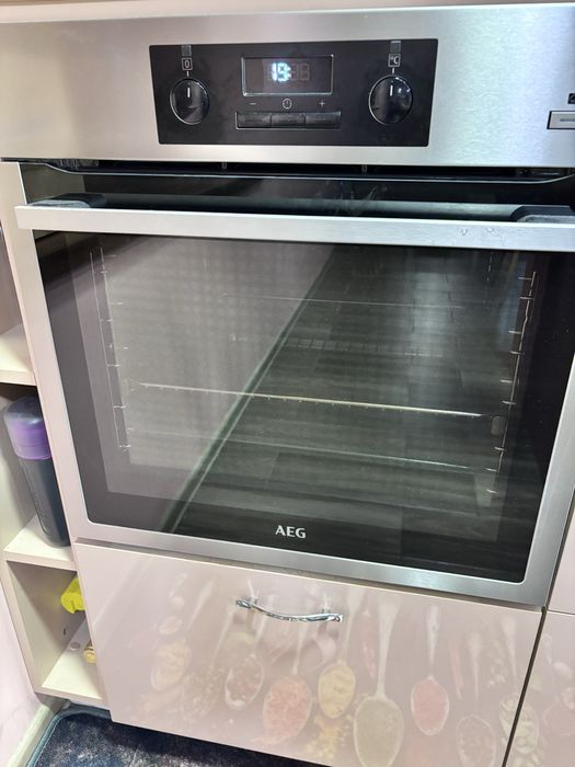 Продавам чисто нова фурна AEG