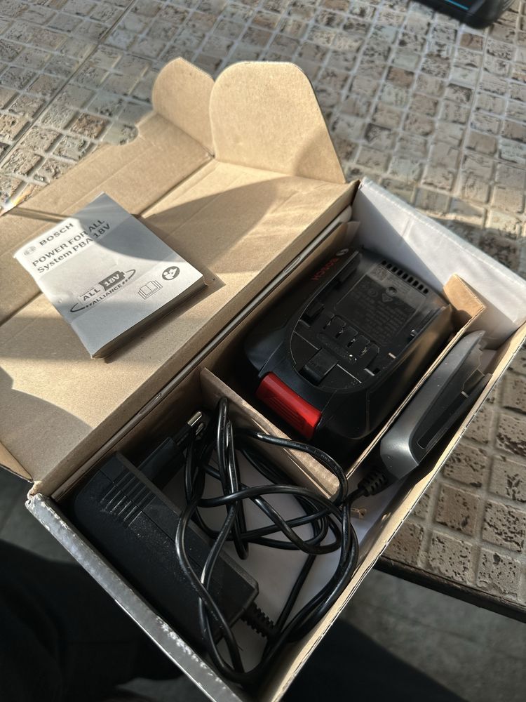 Acumulator si statie incarcare Bosch 18 V 2.5 Ah