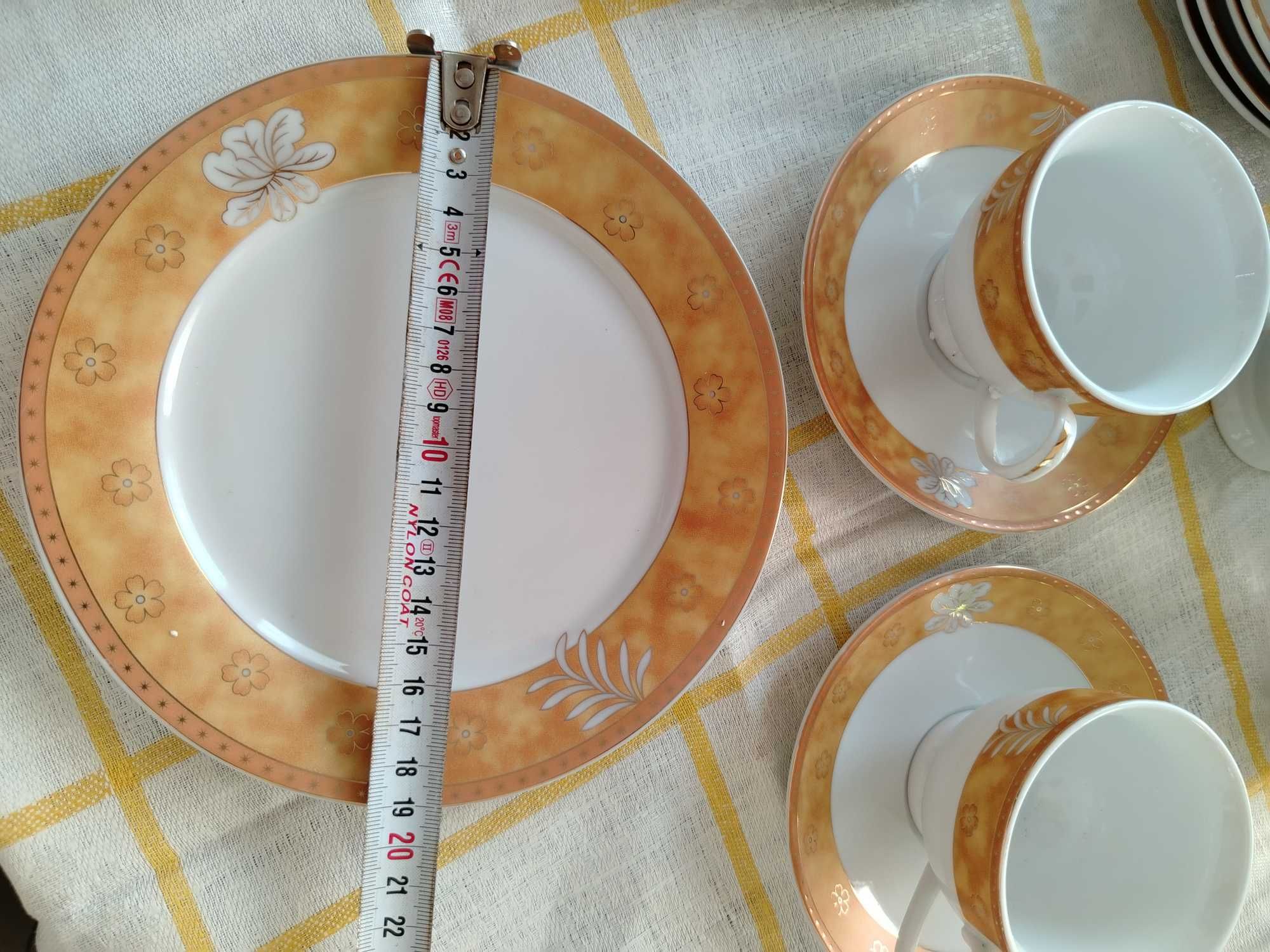 Сервиз за хранене, за 8 души. НОВ