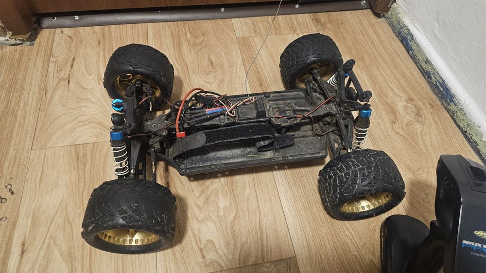 mașină rc 1.8 ,4x4 in stare bună de funcționare