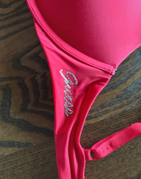 Sutien GUESS 70A – atrăgător, de calitate, și super comod