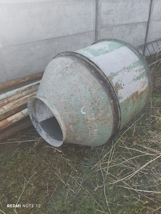 Большая бетономешалка, приёмный бункер.