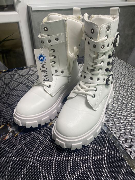 Дамски ежедневни боти в бял цвят