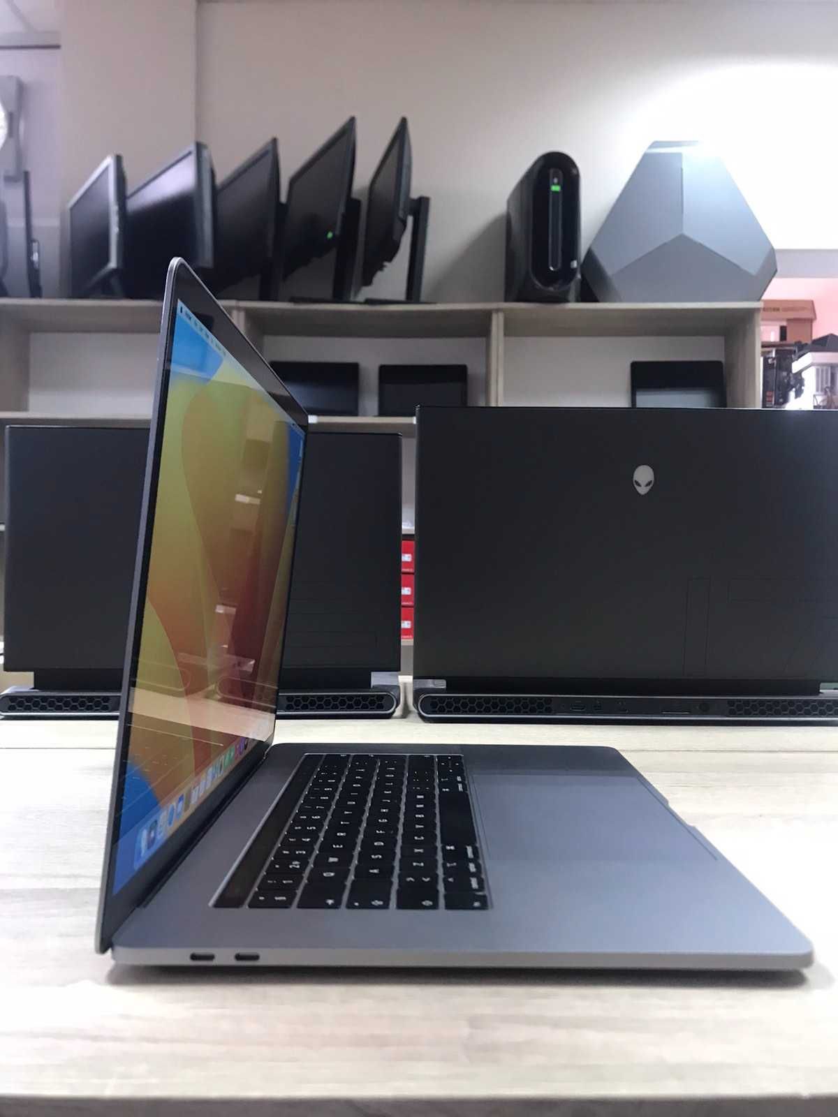 Лаптоп Apple Macbook PRO 15 2018 I7 16GB 1TB SSD с гаранция A1990