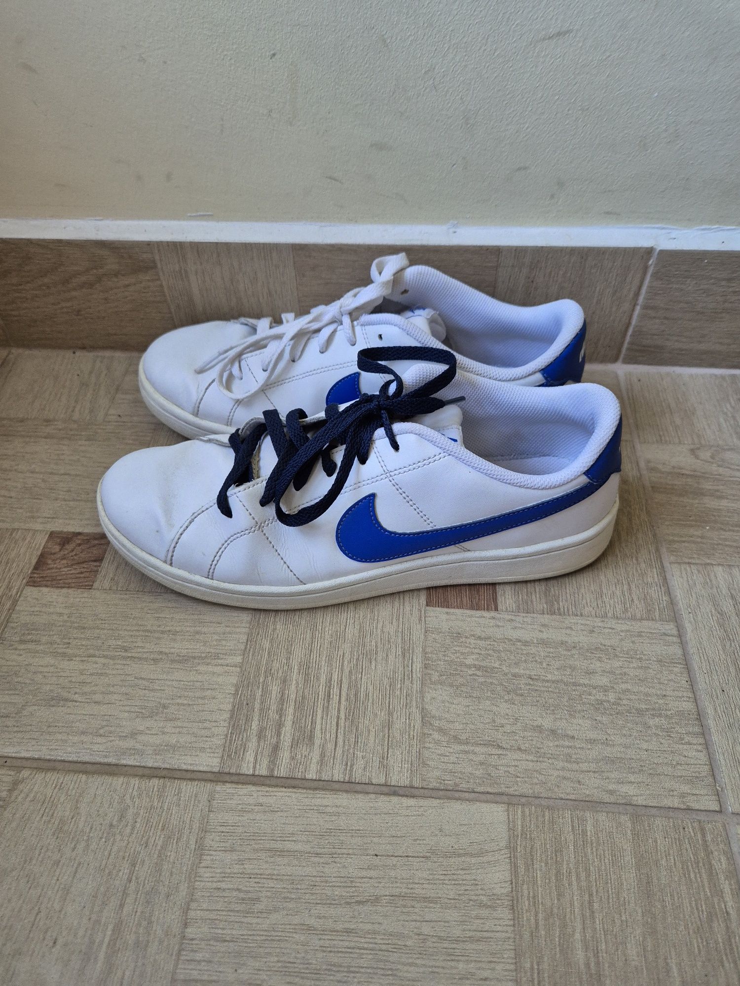 Adidasi Nike court vizion