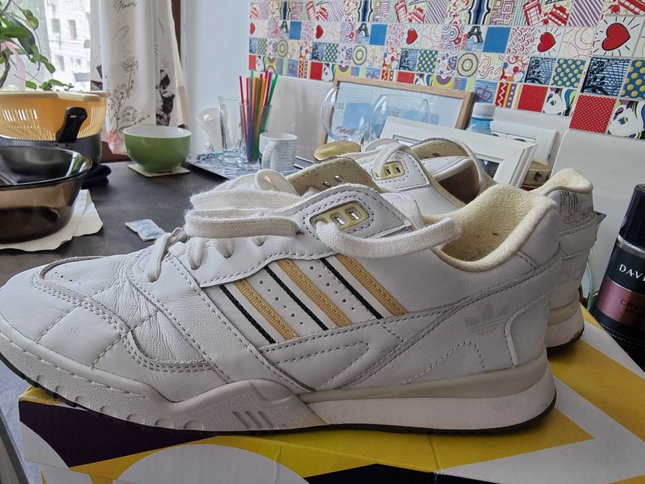 Adidasi adidas albi cu galben
