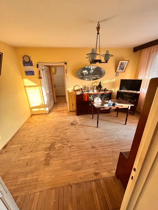 Vand apartament doua camere