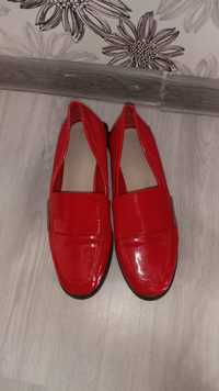 Женская обувь, красная