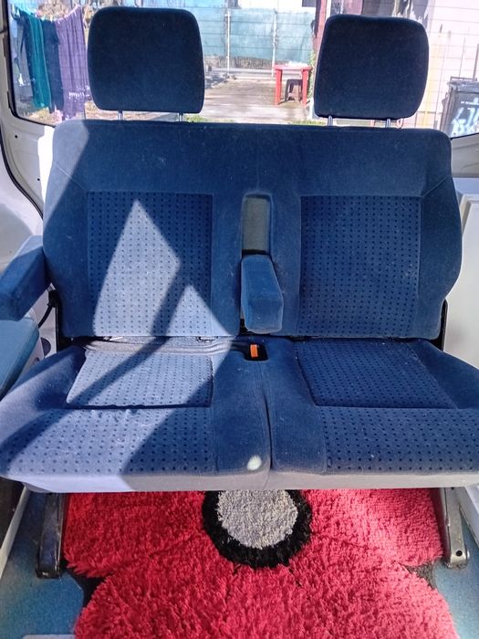 Vând bancheta de 2 locuri