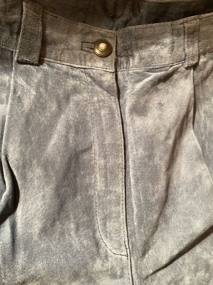 Къси панталони от естествен велур, нови, не са носени. Синьо-сиви.