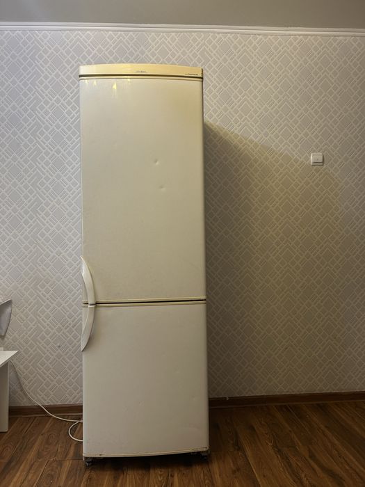 Холодильник рабочий морозит холодит Все работает