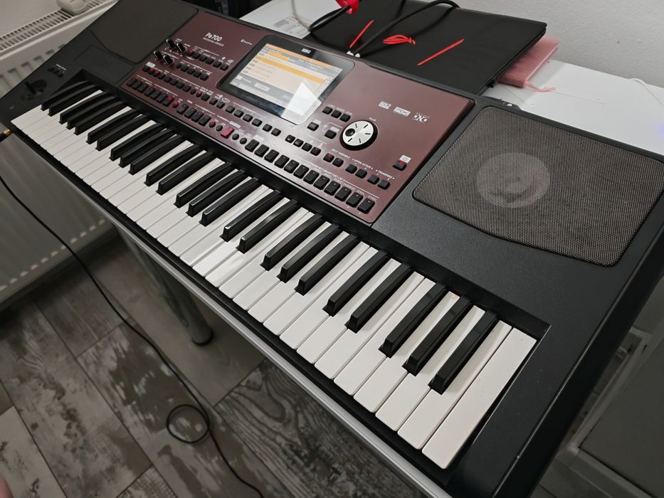 Vând clapă Korg PA700