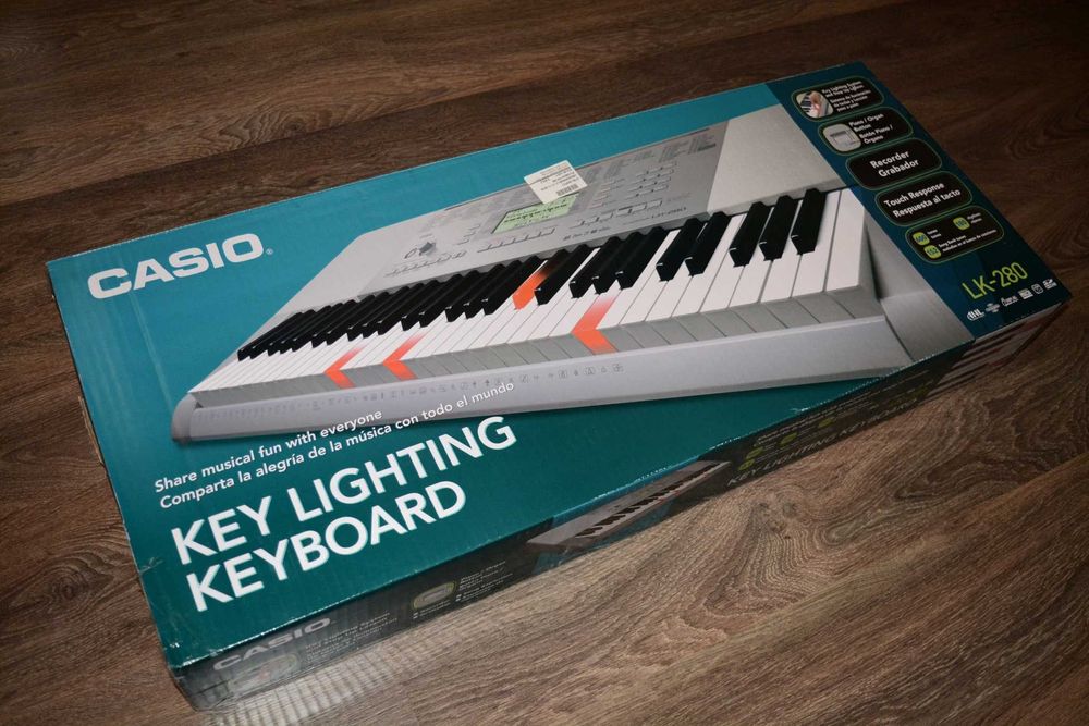 Продам синтезатор Casio LK-280