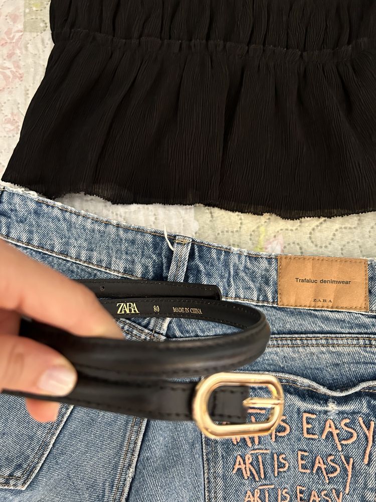 Потник, къси дънкови панталони, чанта и колан всичко е от Zara