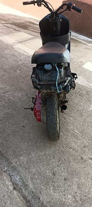 Vnd 2 scutere gy6 unu de 49cc și unu de 100cc