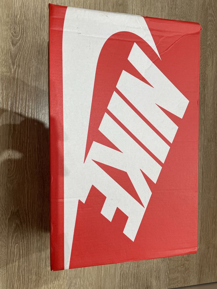 Новые оригинальные кроссовки Nike, 38 размер