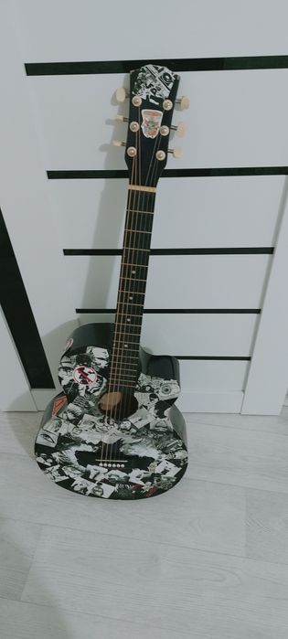Гитара со стикерами