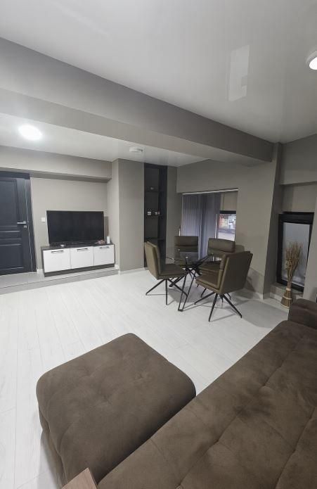 Дава се под наем Двустаен апартамент в Варна, Гръцка махала - 70 кв.м за 880 € - Снимка #2