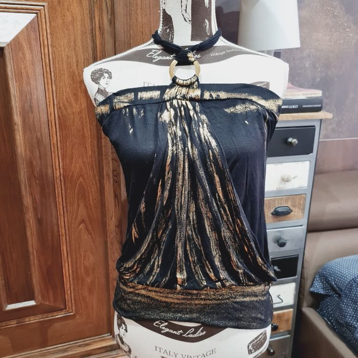 Top negru cu imprimeu auriu