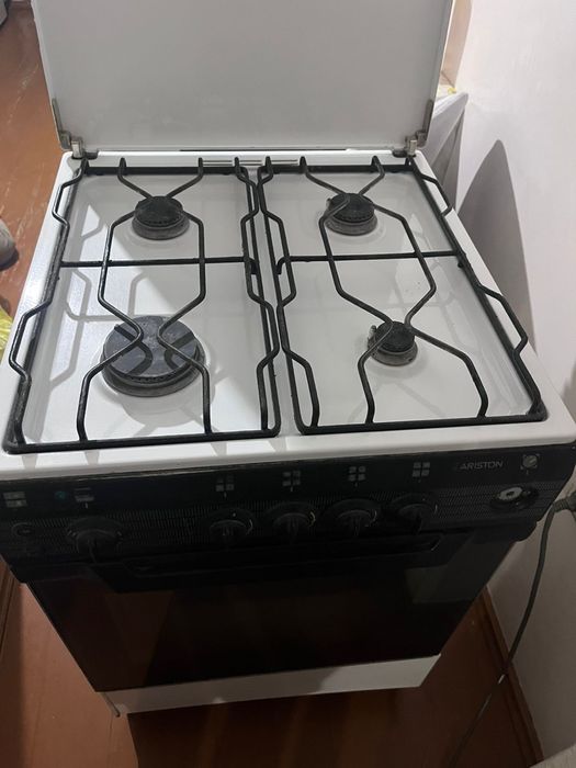 Газовая плита Ariston с газовой духовкой