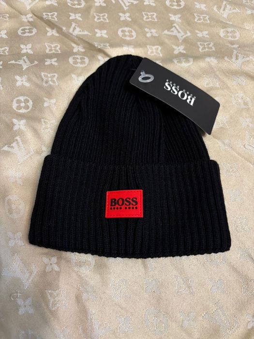 Caciuli HUGO BOSS-eticheta.