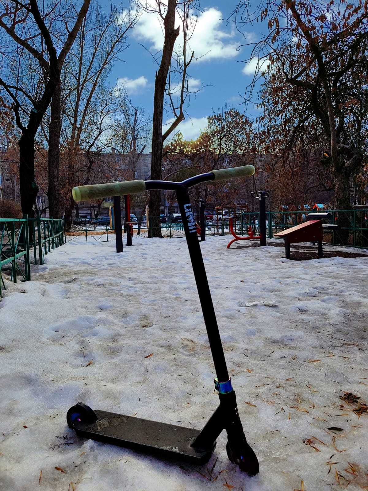 Самокат трюковой в отличном состоянии.