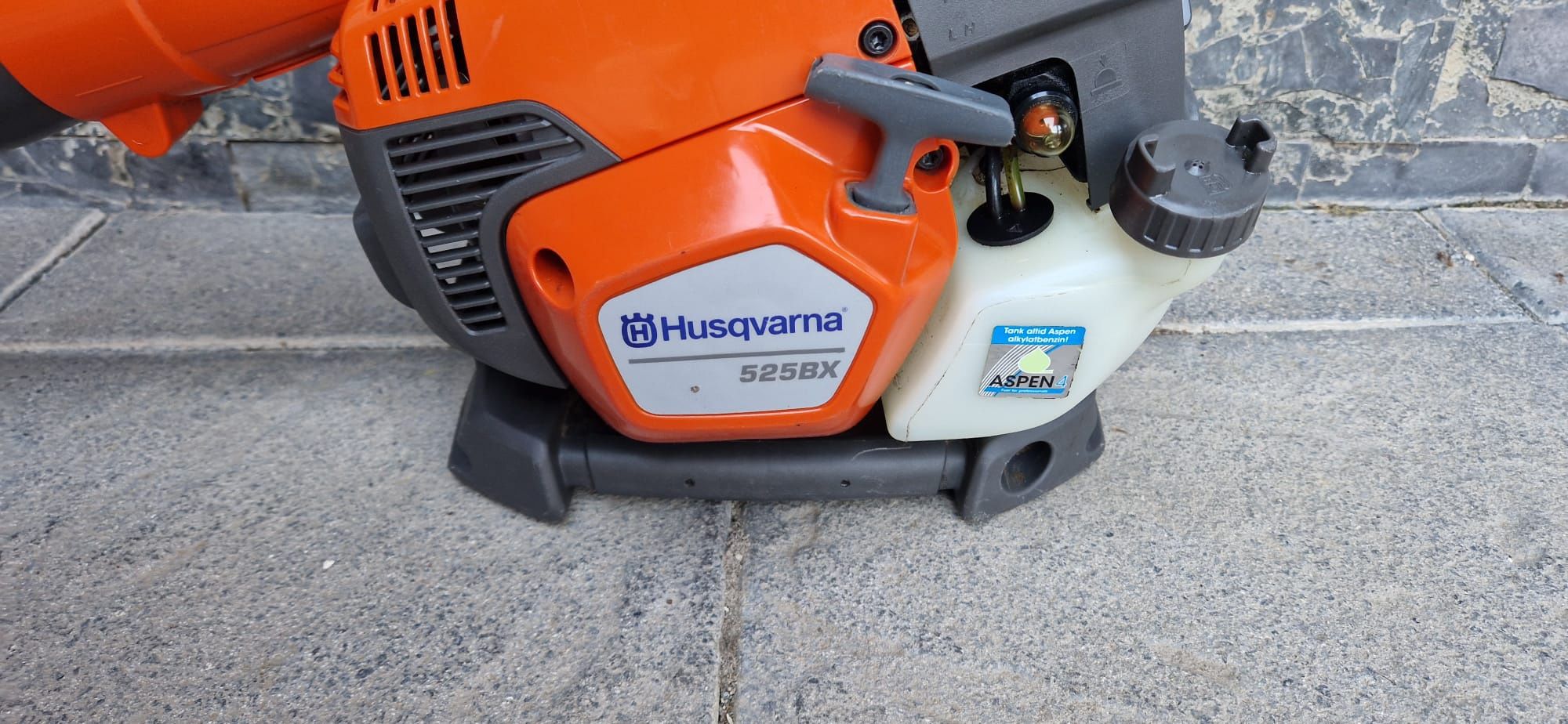 Husqvarna suflanta pe benzina