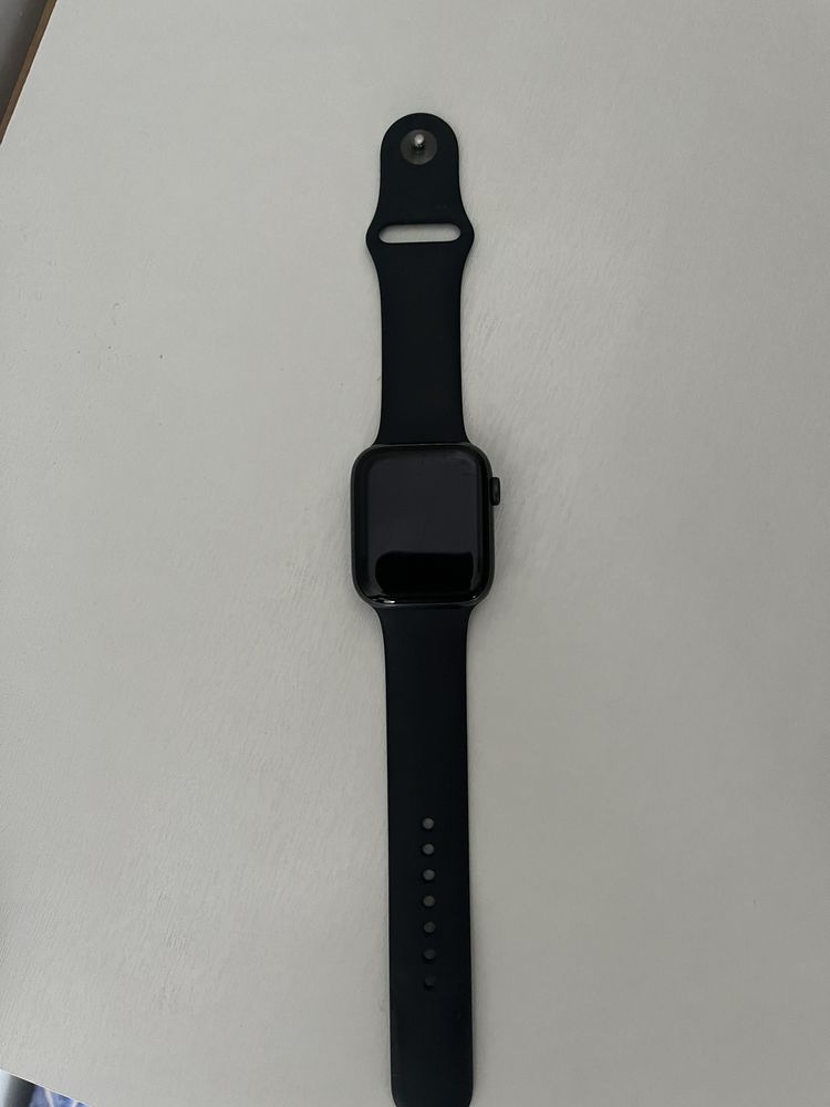 Продам apple whatch SE 44 мм. В хорошем состоянии.